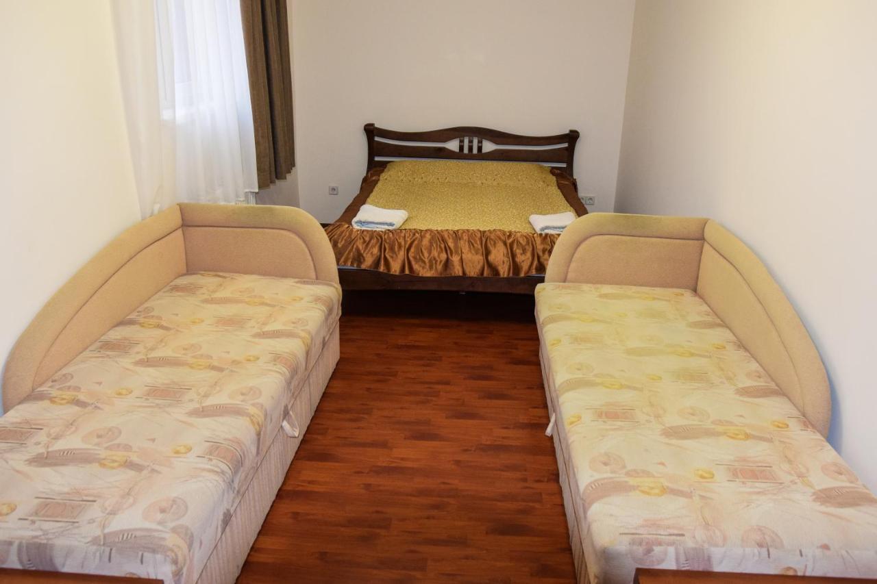 Gostynniy Dvir Hostel Ternopil Buitenkant foto